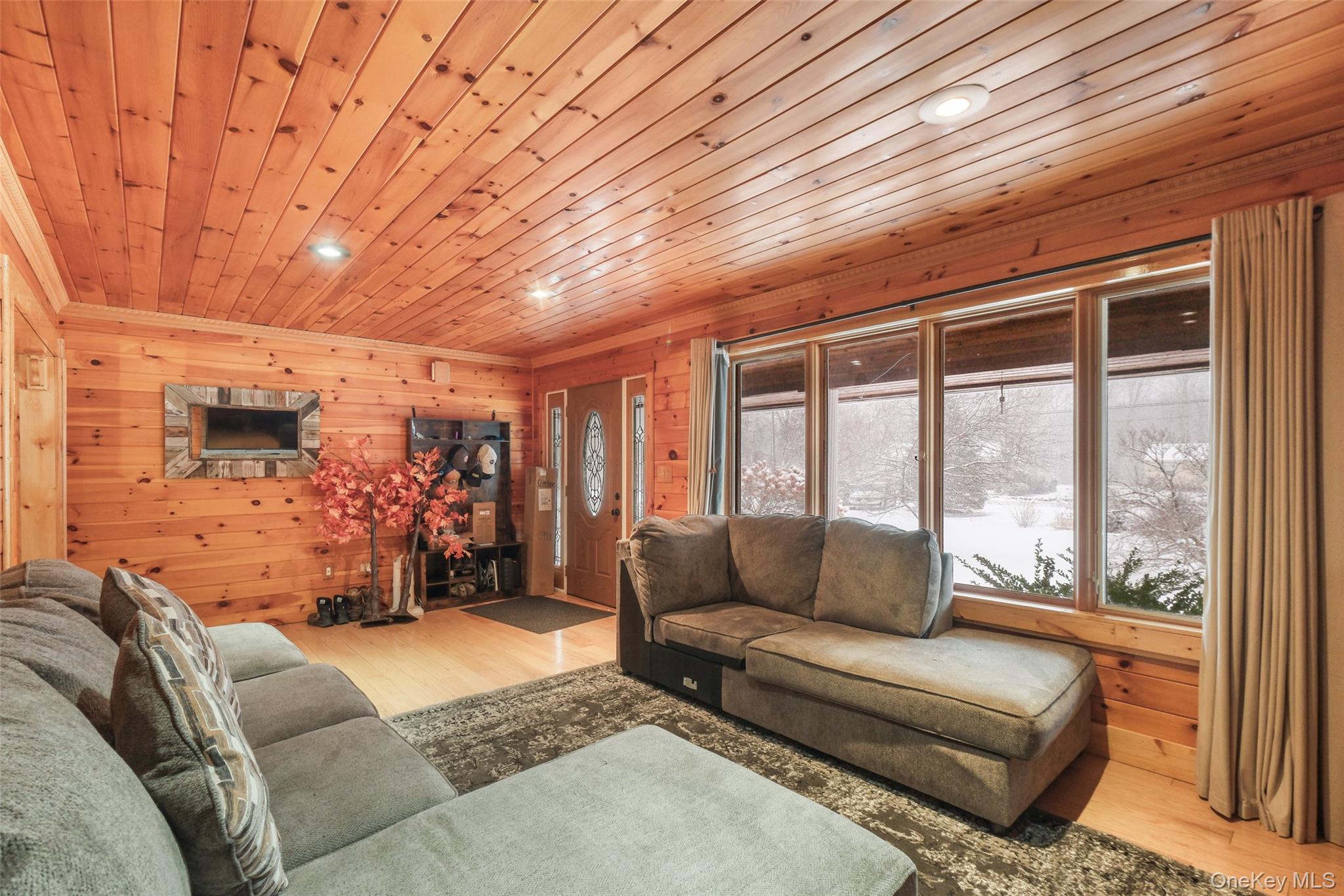 445 N Quaker Lane, Hyde Park, NY 12538