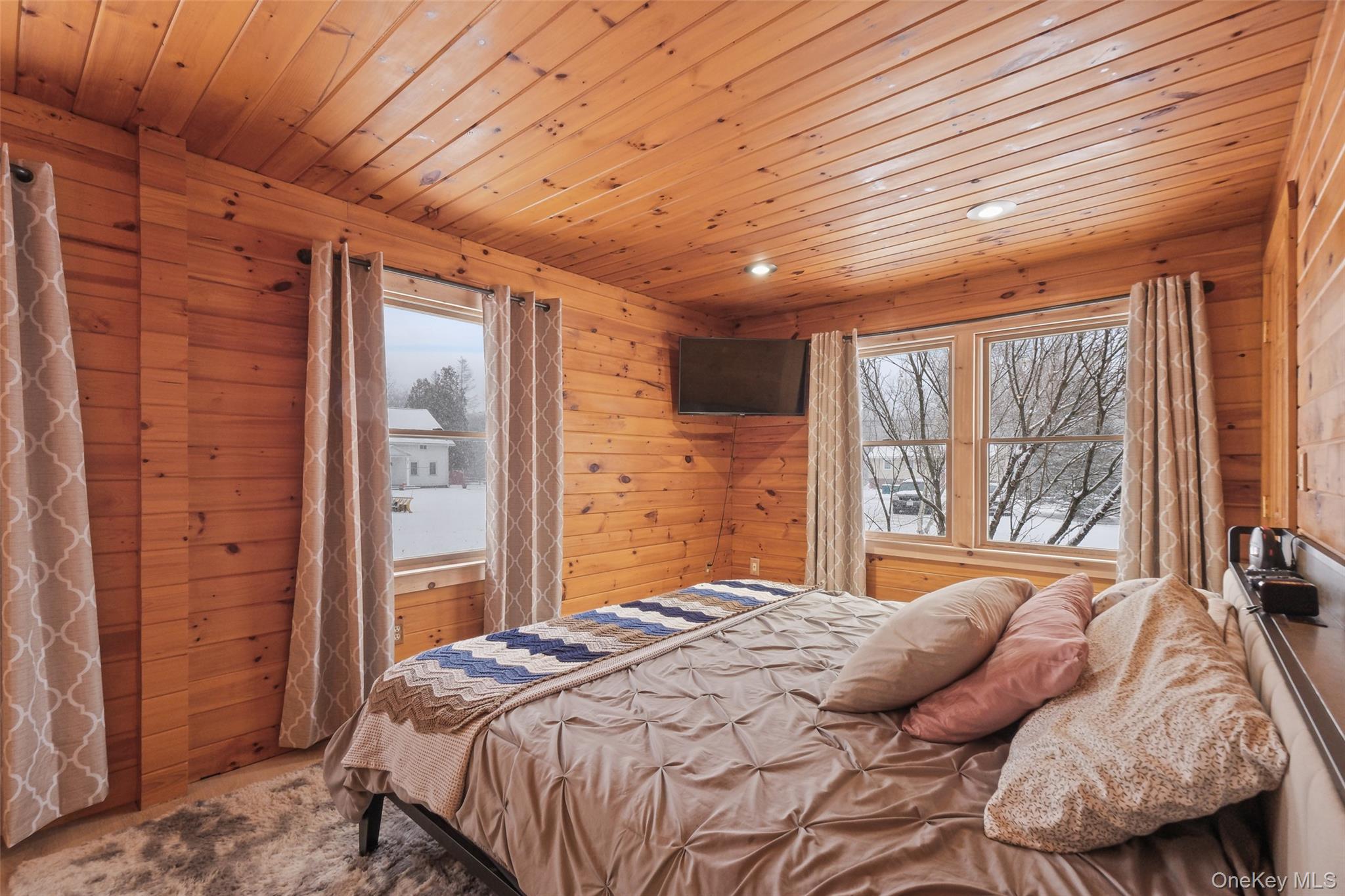 445 N Quaker Lane, Hyde Park, NY 12538