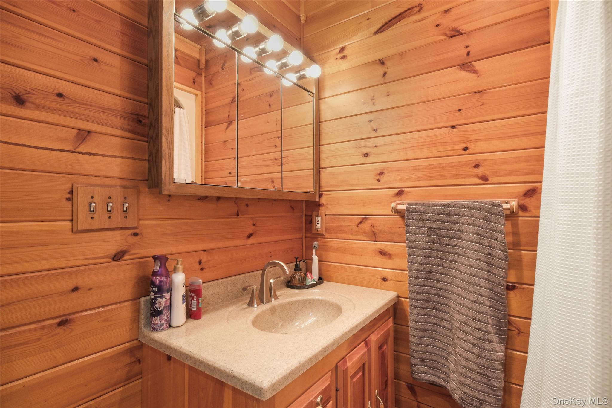 445 N Quaker Lane, Hyde Park, NY 12538