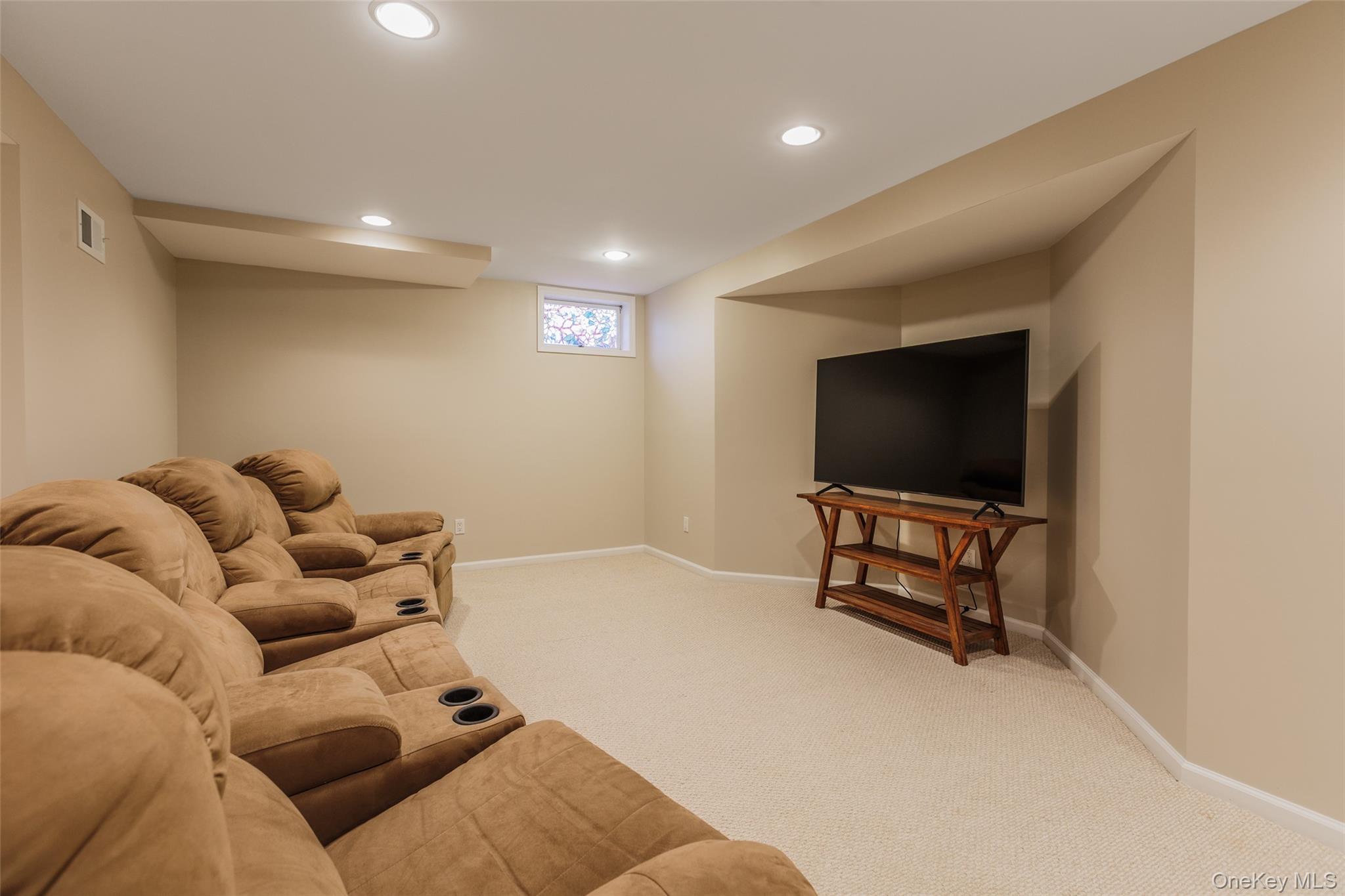 16 Ashley Loop, Northport, NY 11768