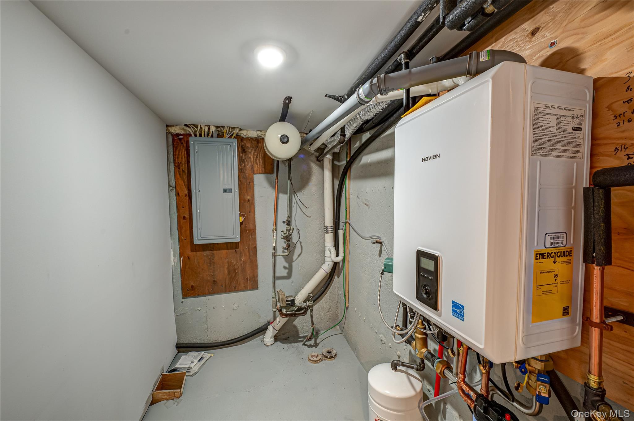 31 Boulevard Avenue, West Islip, NY 11795