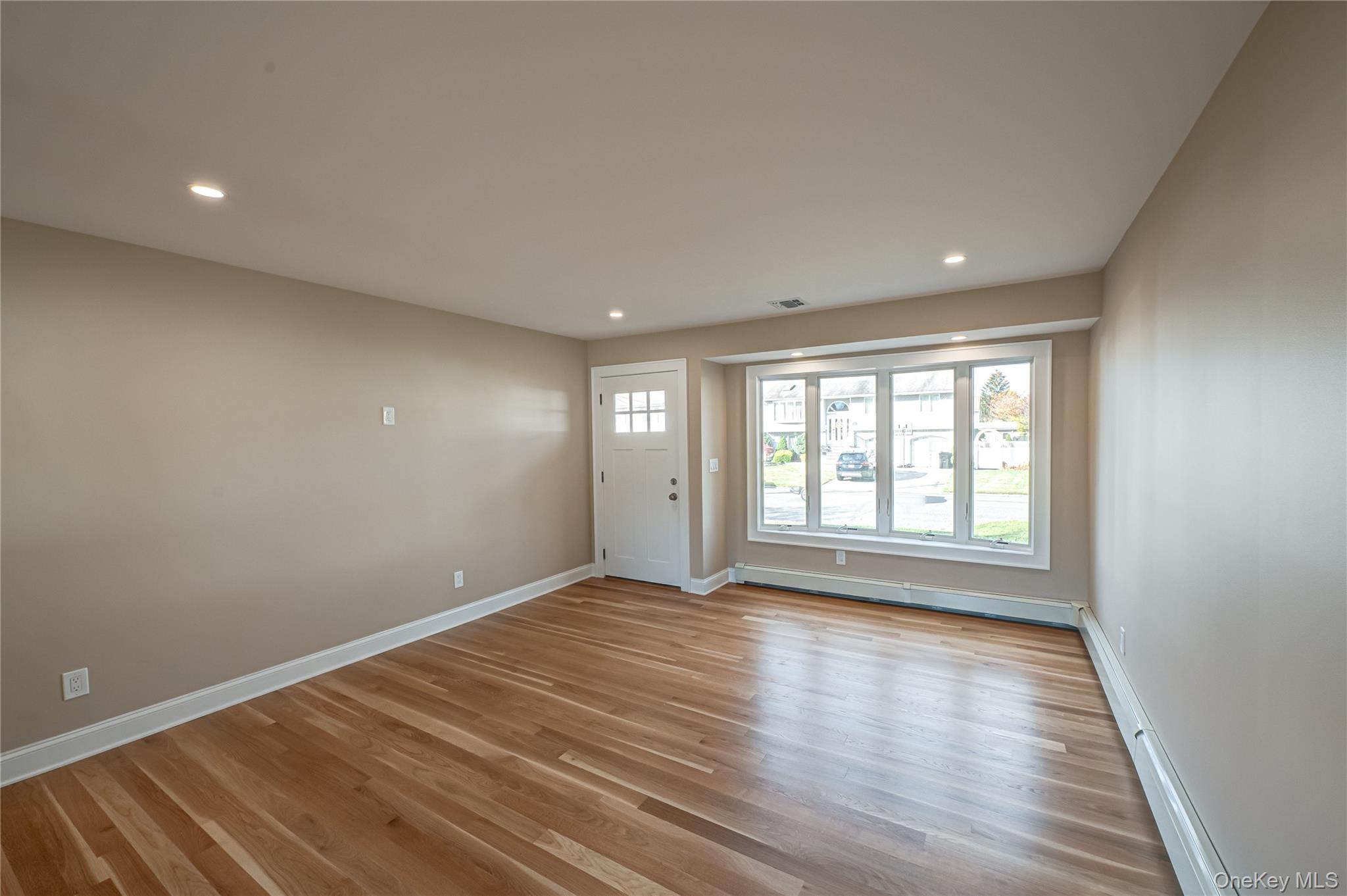 31 Boulevard Avenue, West Islip, NY 11795