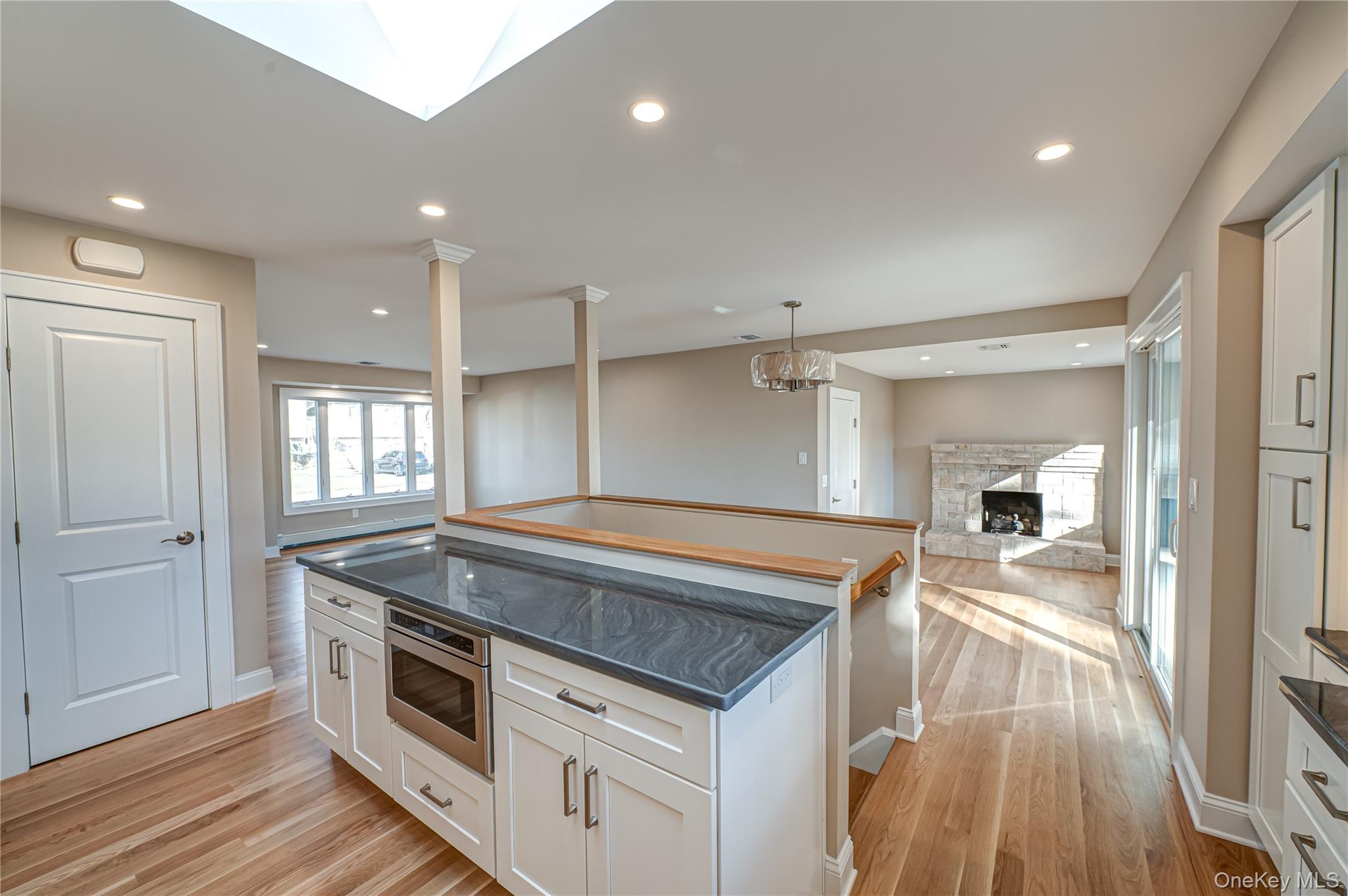 31 Boulevard Avenue, West Islip, NY 11795