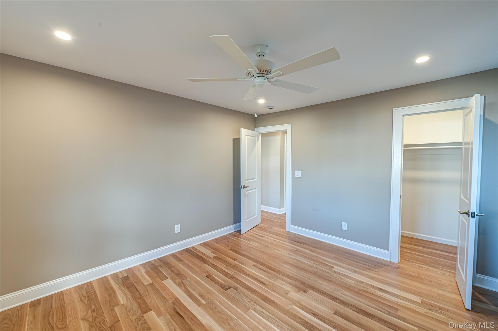 31 Boulevard Avenue, West Islip, NY 11795