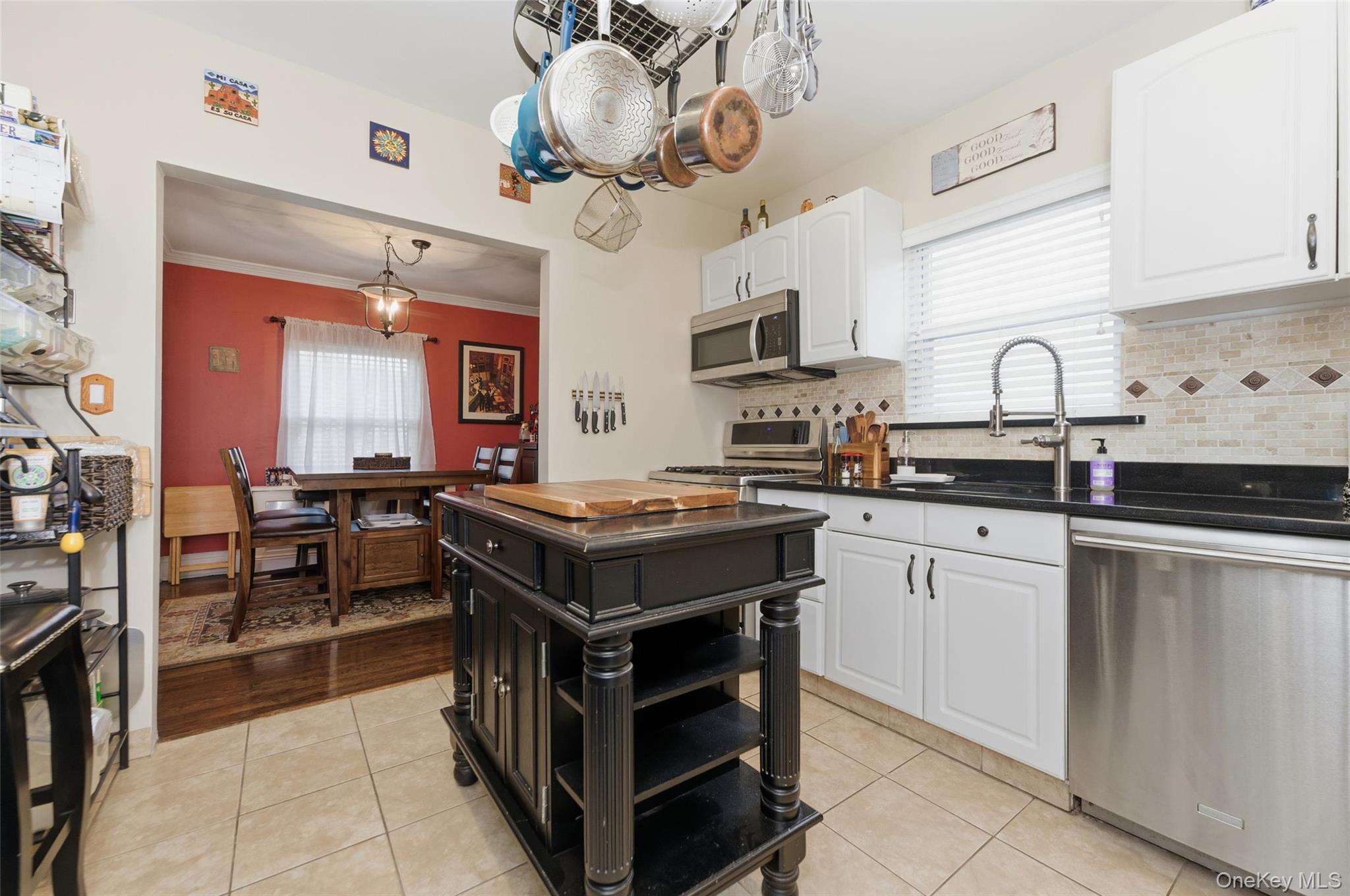 42 Homecrest Court, Oceanside, NY 11572