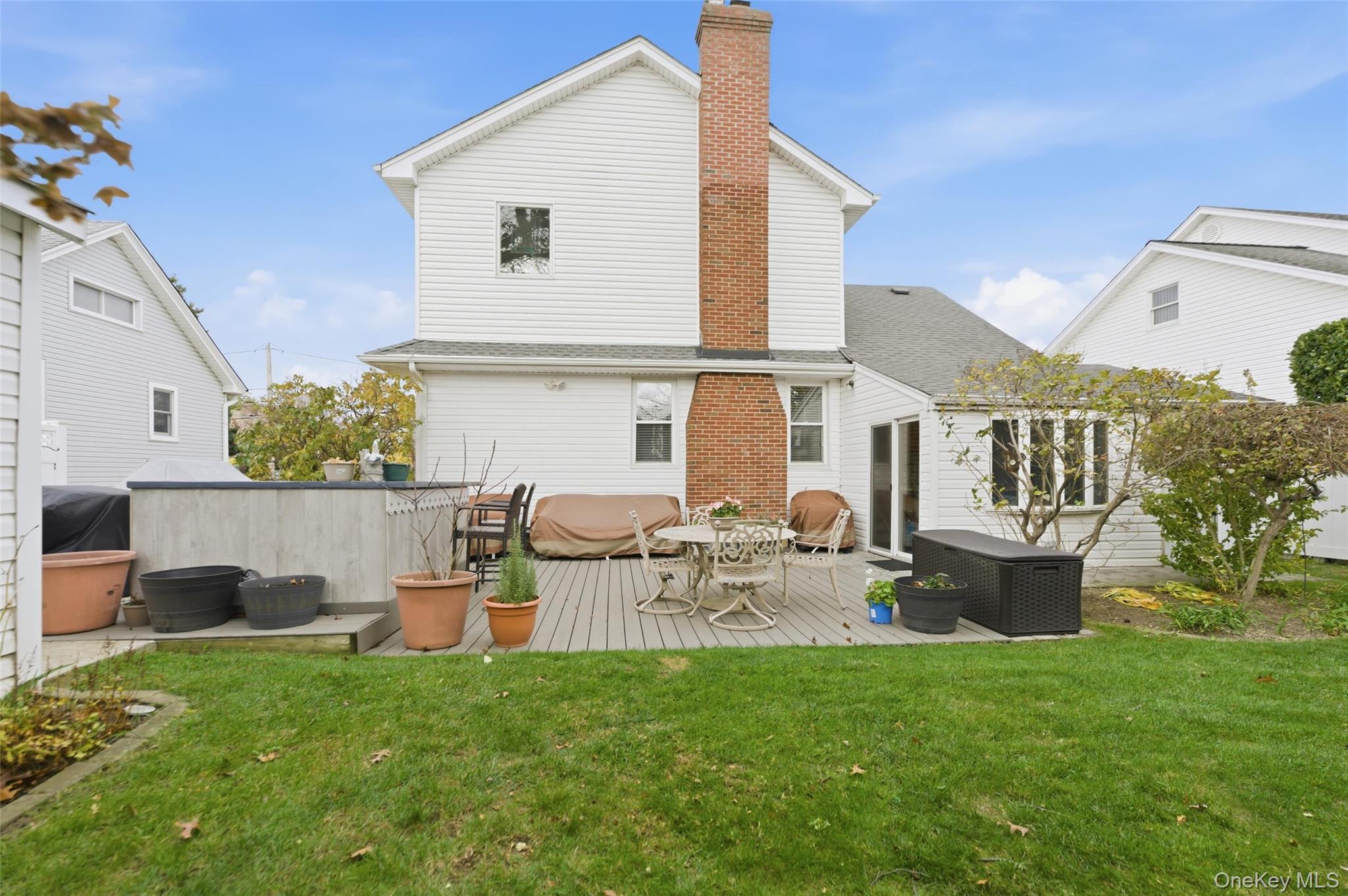 42 Homecrest Court, Oceanside, NY 11572