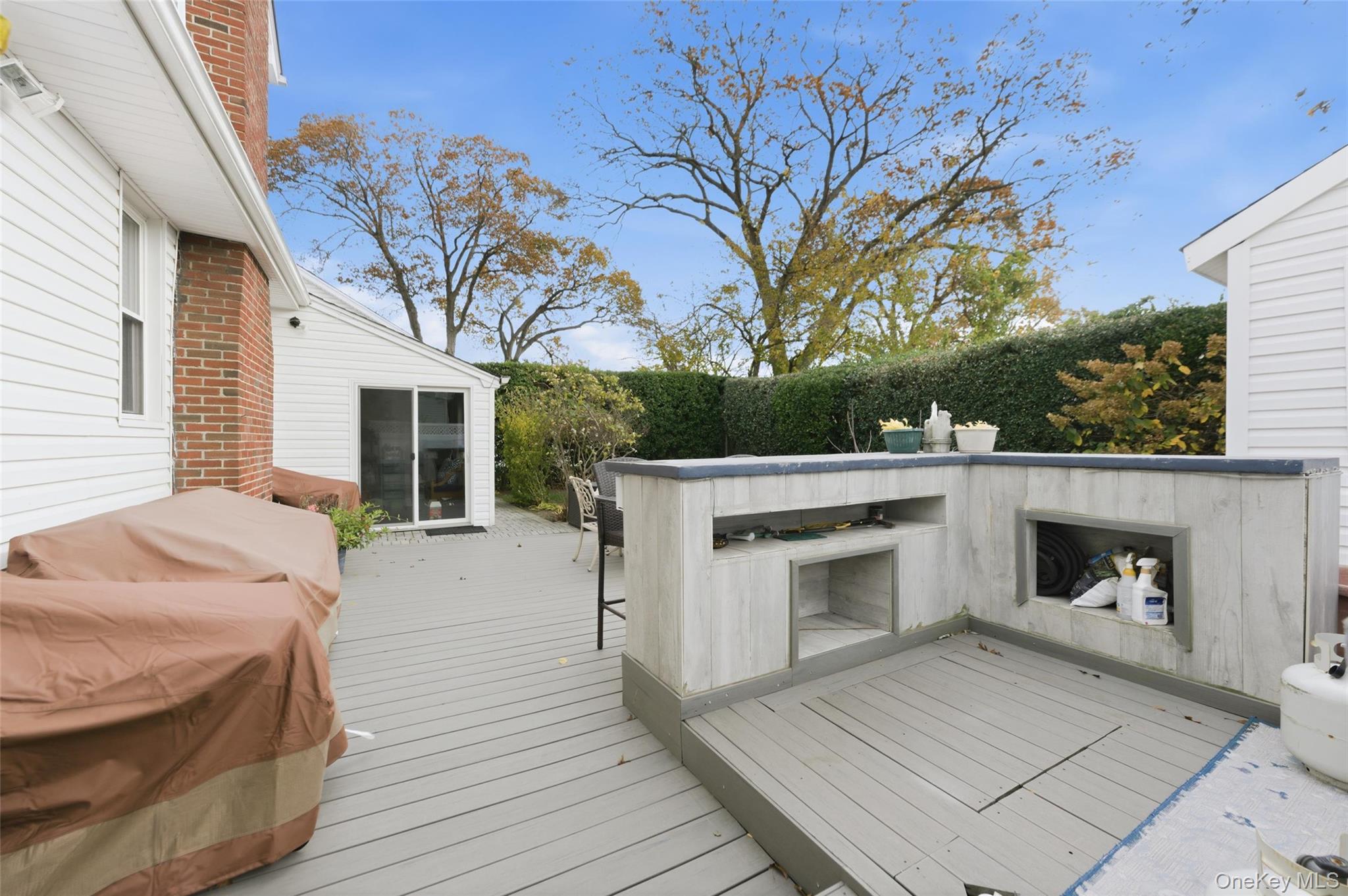 42 Homecrest Court, Oceanside, NY 11572