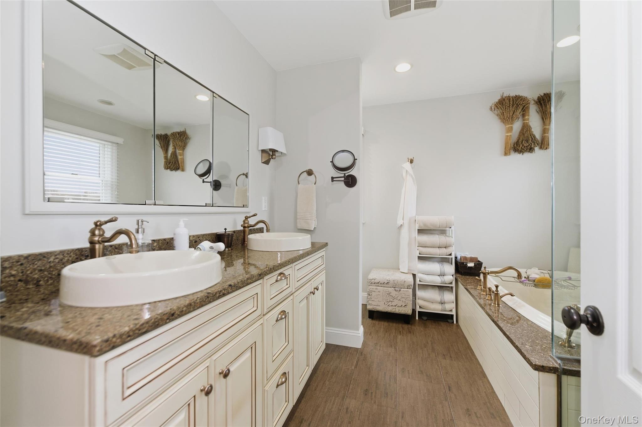 42 Homecrest Court, Oceanside, NY 11572