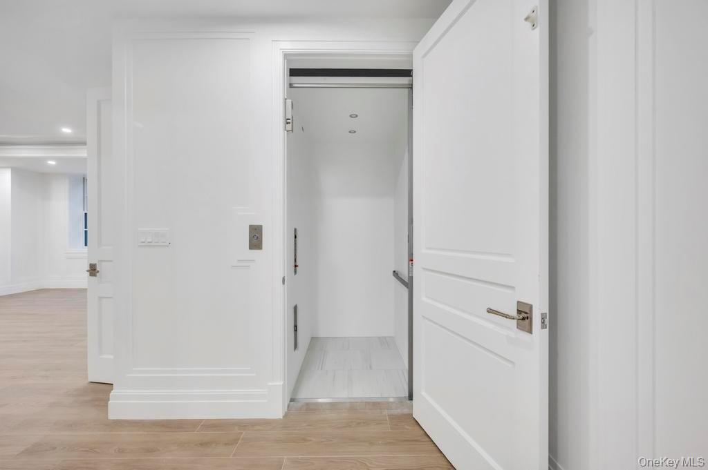 207 Mill Spring Road, Manhasset, NY 11030