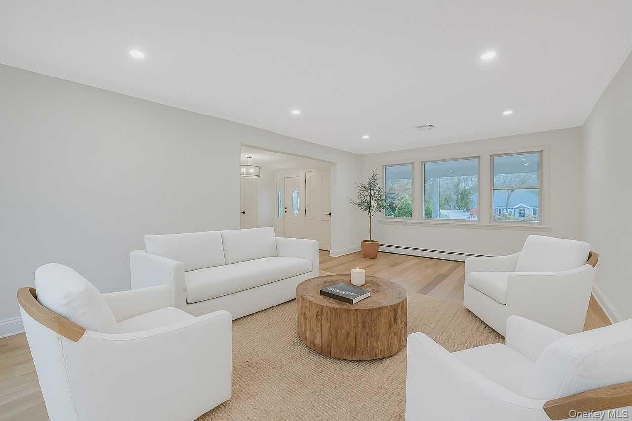 43 Edcris Lane, Huntington, NY 11743