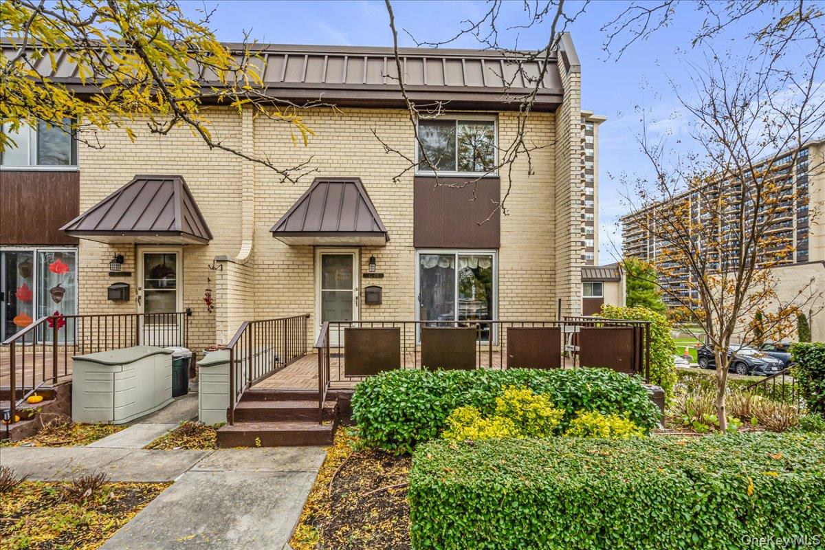 17-09 215 # TH45, Bayside, NY 11360