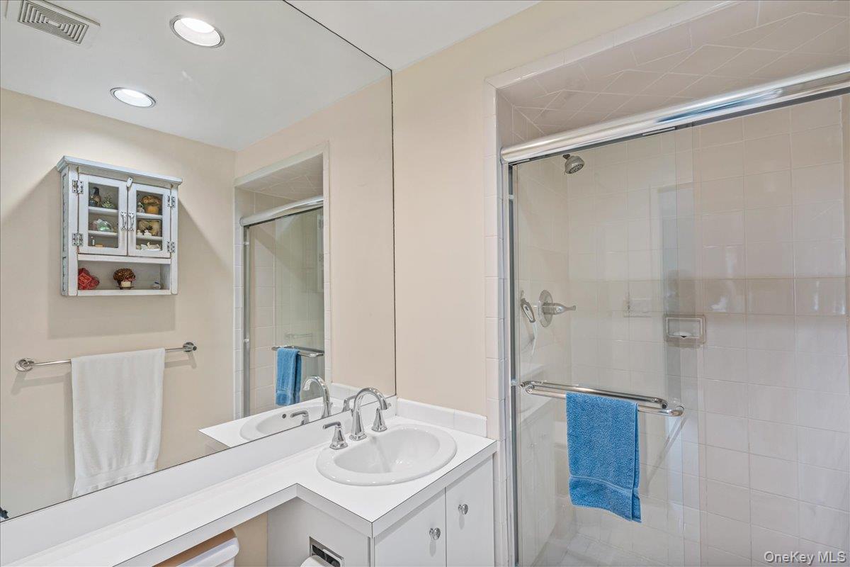 17-09 215 Street # TH45, Bayside, NY 11360