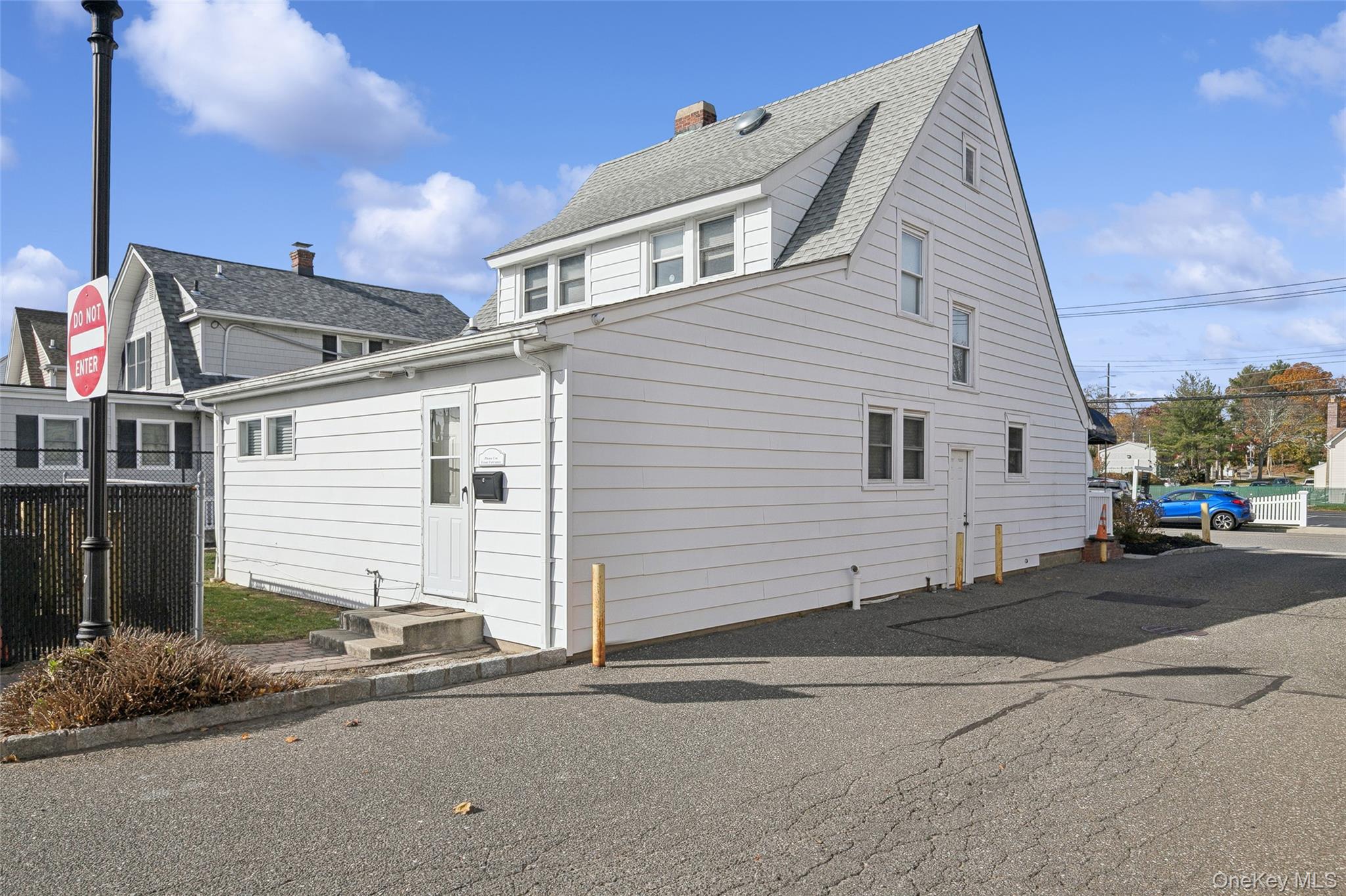 12 Manor Road, Smithtown, NY 11787