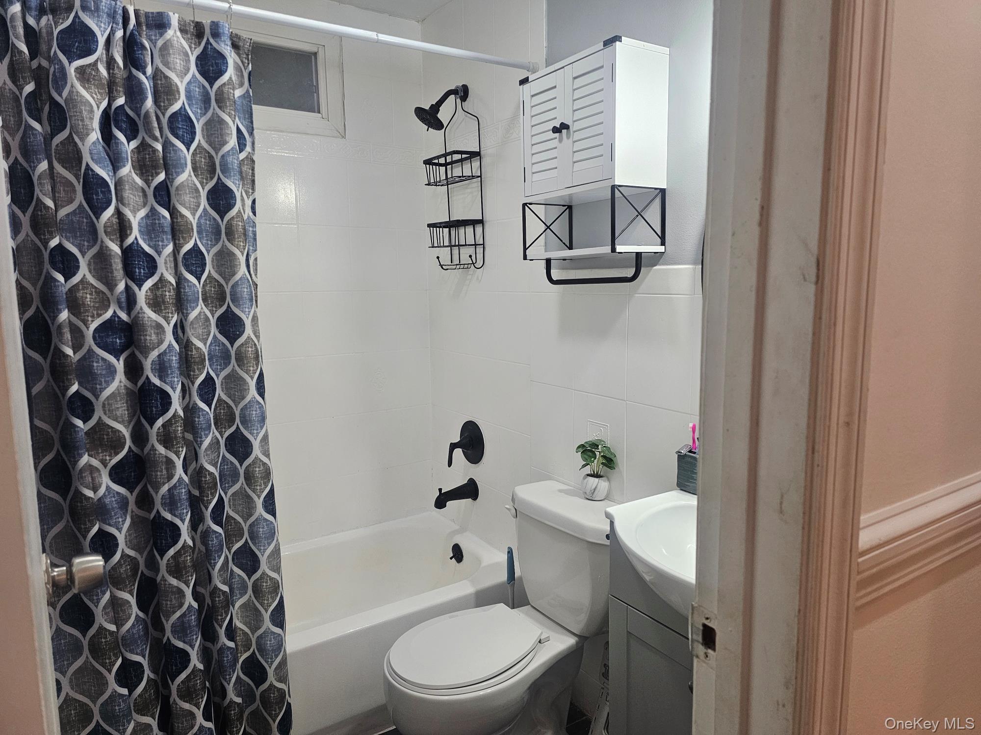 11 Edgewood Avenue, Farmingville, NY 11738