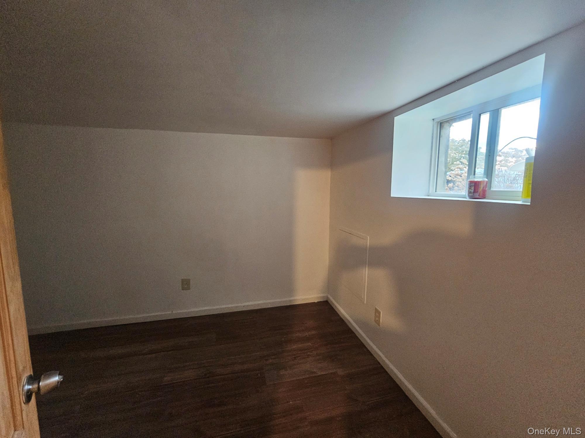 11 Edgewood Avenue, Farmingville, NY 11738