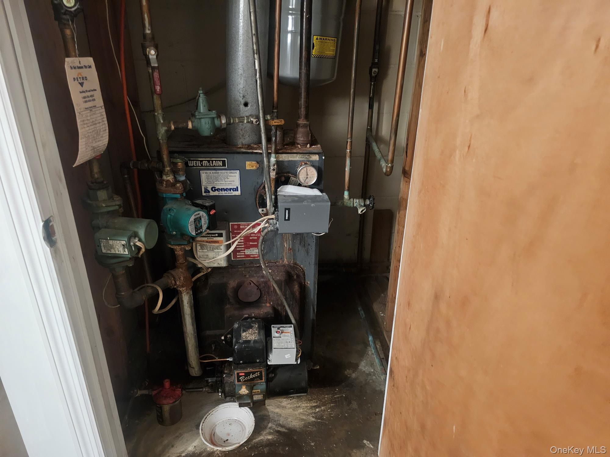 11 Edgewood Avenue, Farmingville, NY 11738