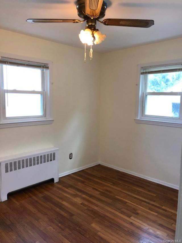 10 Leech Circle N Drive, Glen Cove, NY 11542