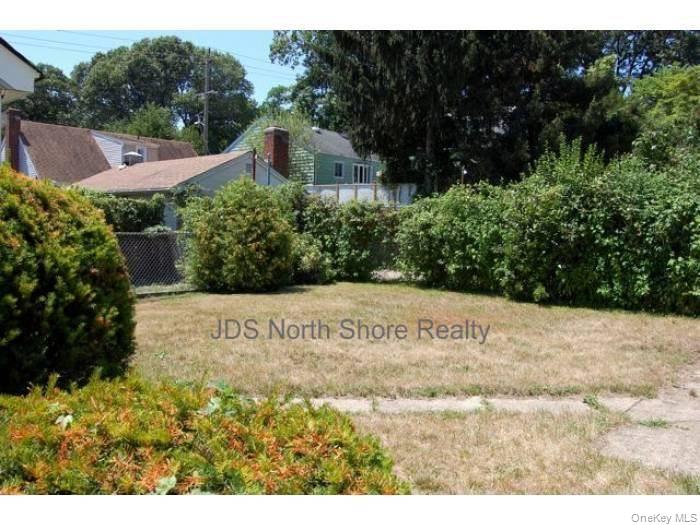 10 Leech Circle N Drive, Glen Cove, NY 11542