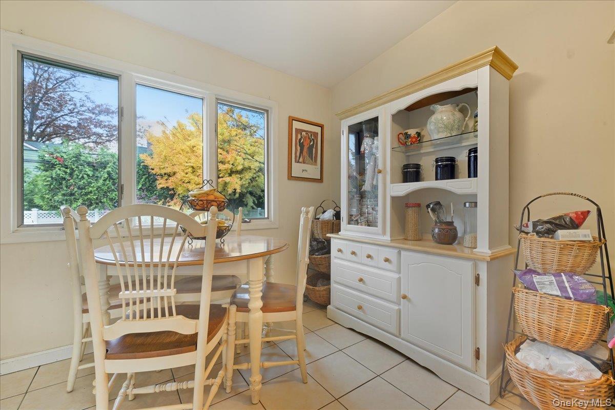 143 Bromleigh Road, Stewart Manor, NY 11530