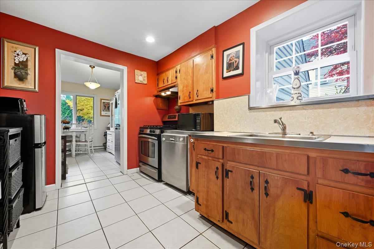 143 Bromleigh Road, Stewart Manor, NY 11530