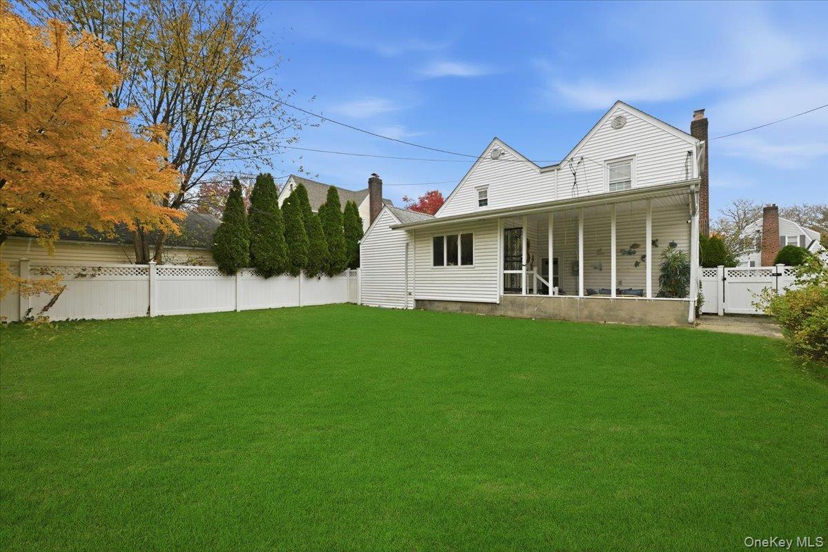 143 Bromleigh Road, Stewart Manor, NY 11530