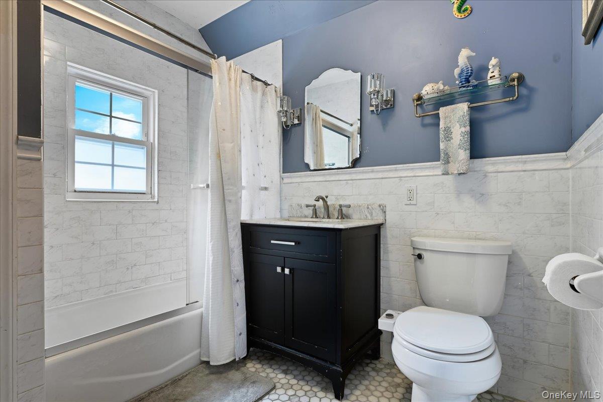 143 Bromleigh Road, Stewart Manor, NY 11530