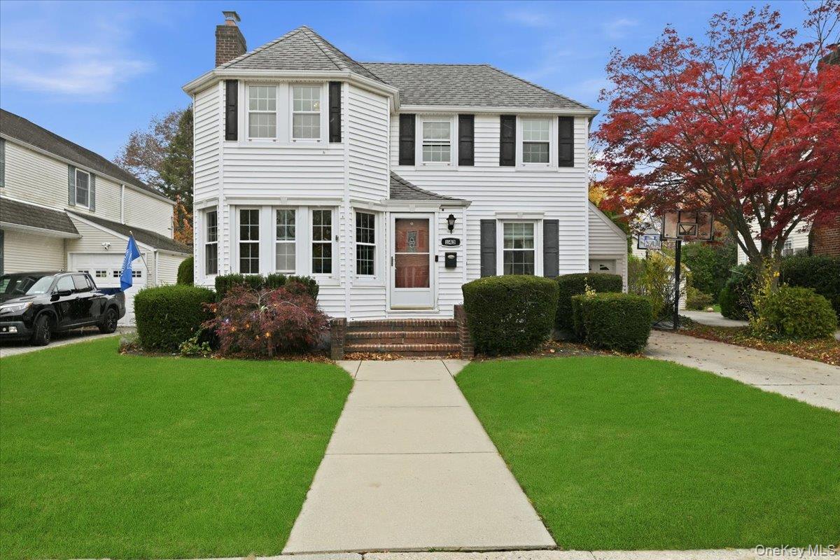 143 Bromleigh Road, Stewart Manor, NY 11530