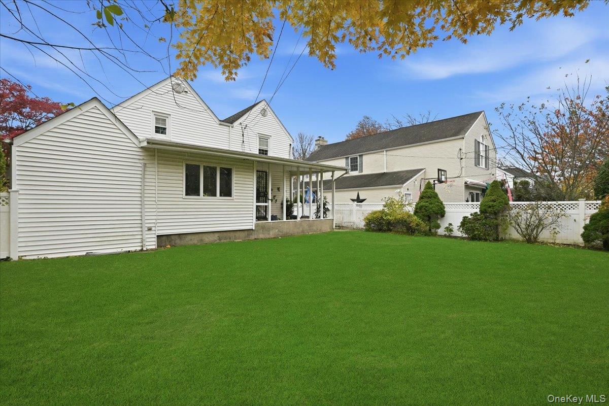 143 Bromleigh Road, Stewart Manor, NY 11530