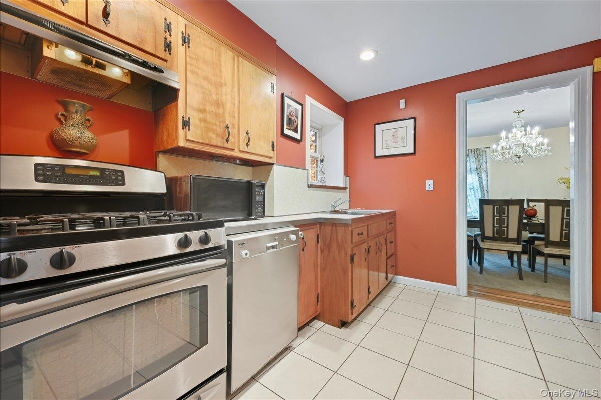 143 Bromleigh Road, Stewart Manor, NY 11530