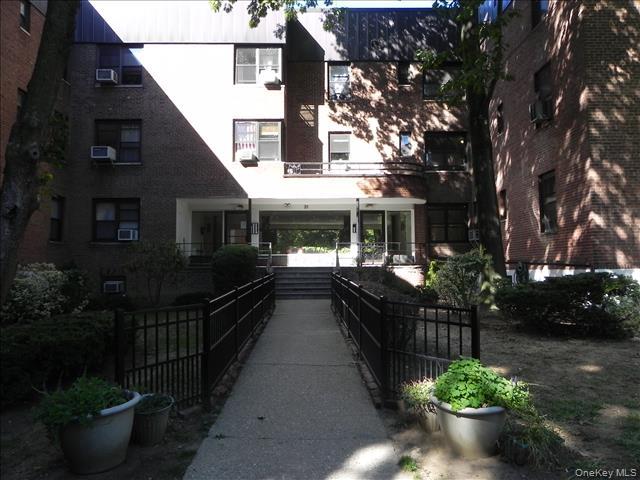 21 Schenck Avenue # 2CD, Great Neck, NY 11021