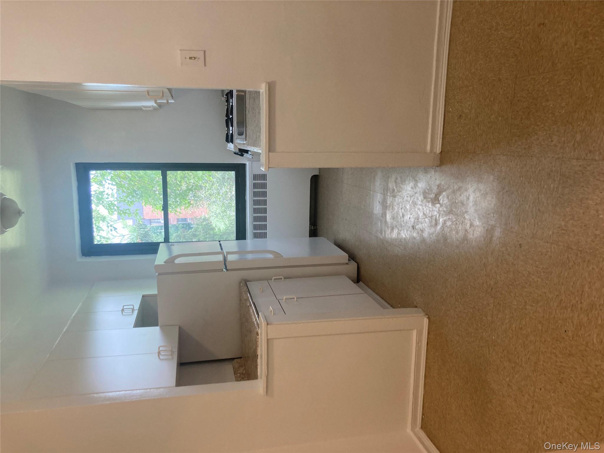 21 Schenck Avenue # 2CD, Great Neck, NY 11021