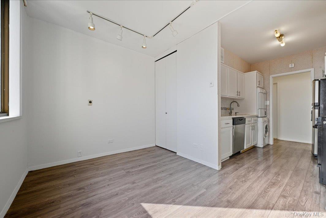 27110 Grand Central Parkway # 30R, Floral Park, NY 11005