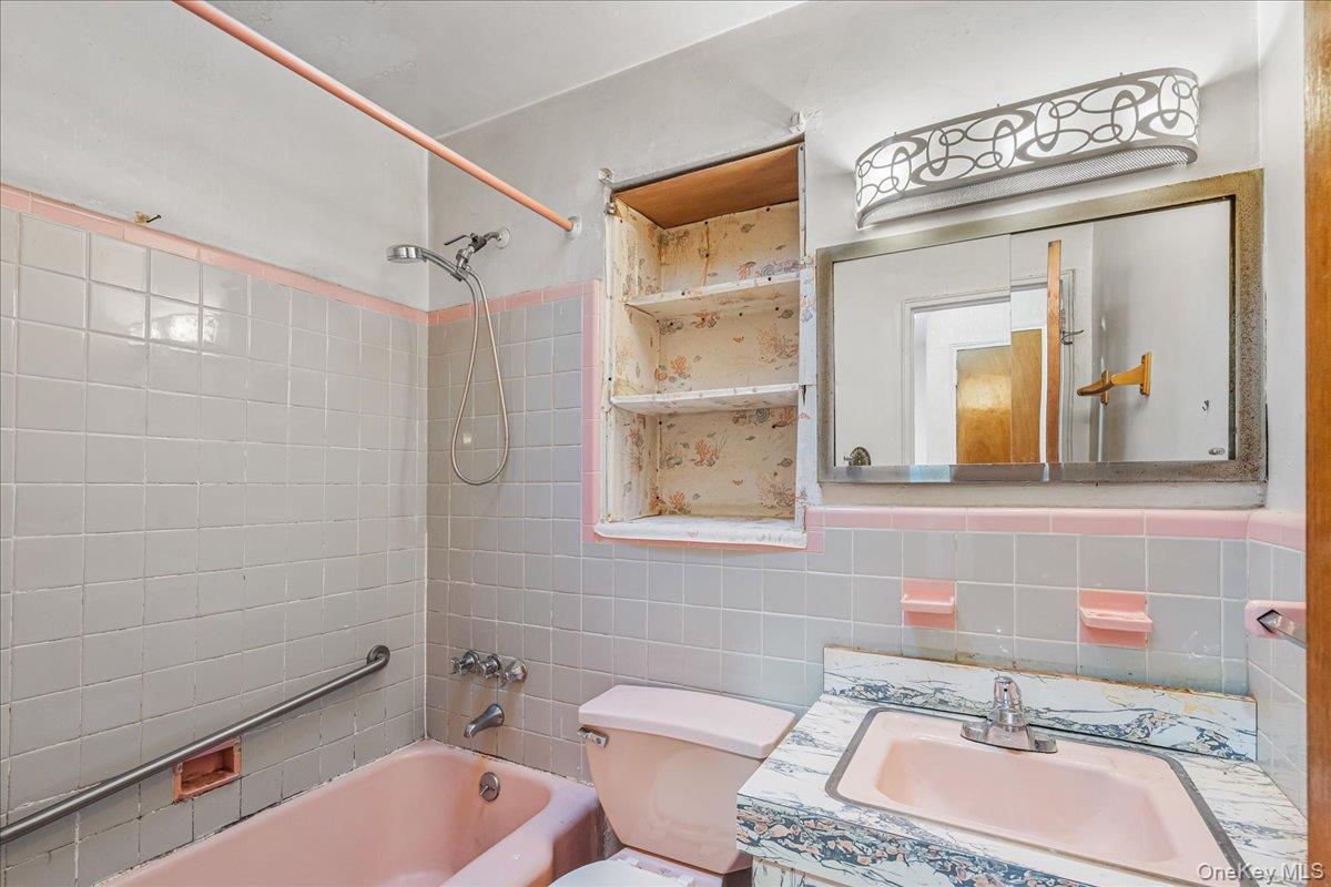 69-22 44th Avenue, Woodside, NY 11377