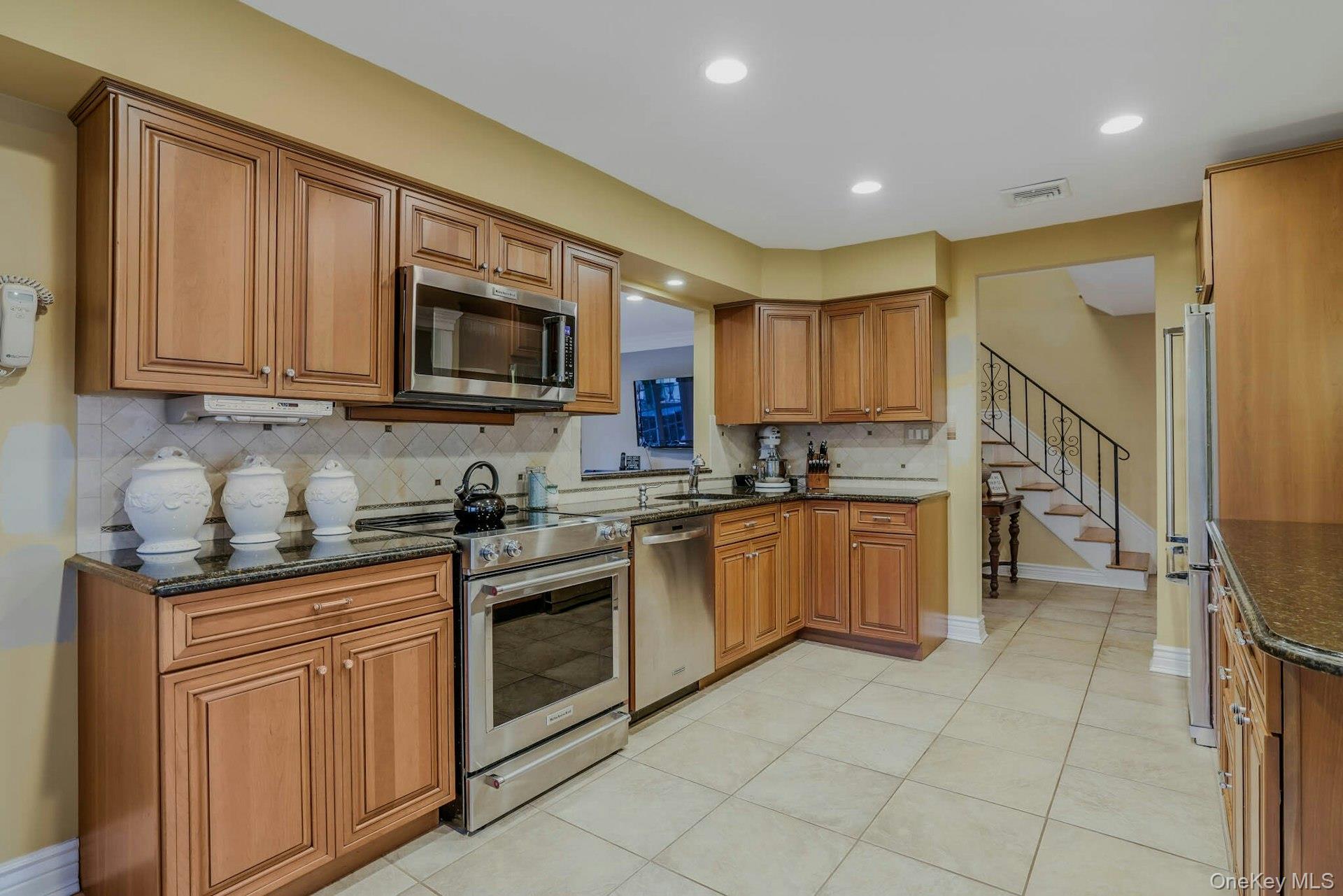 89 Walnut Street, Lake Grove, NY 11755