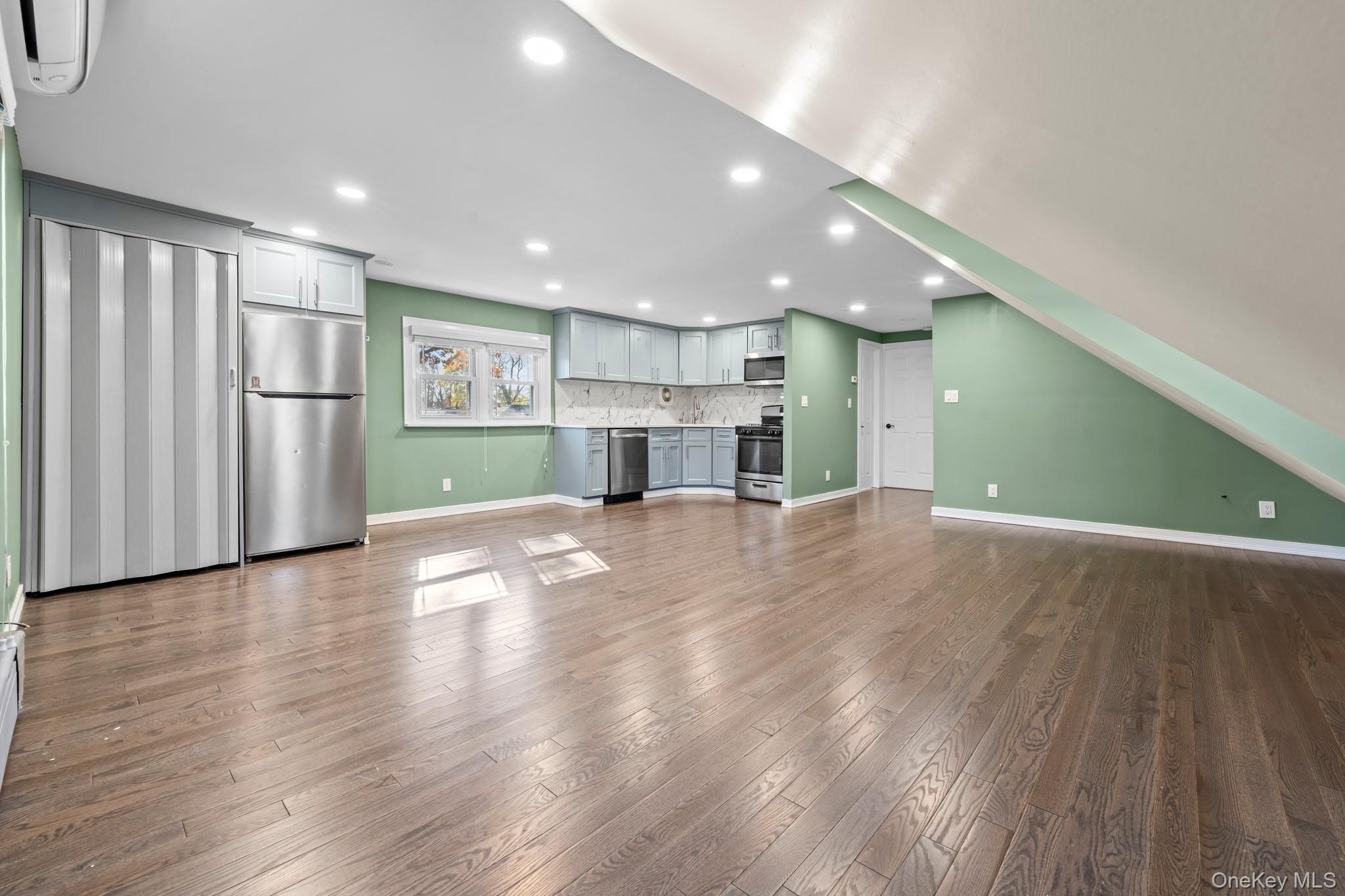 205 E John Street, Lindenhurst, NY 11757