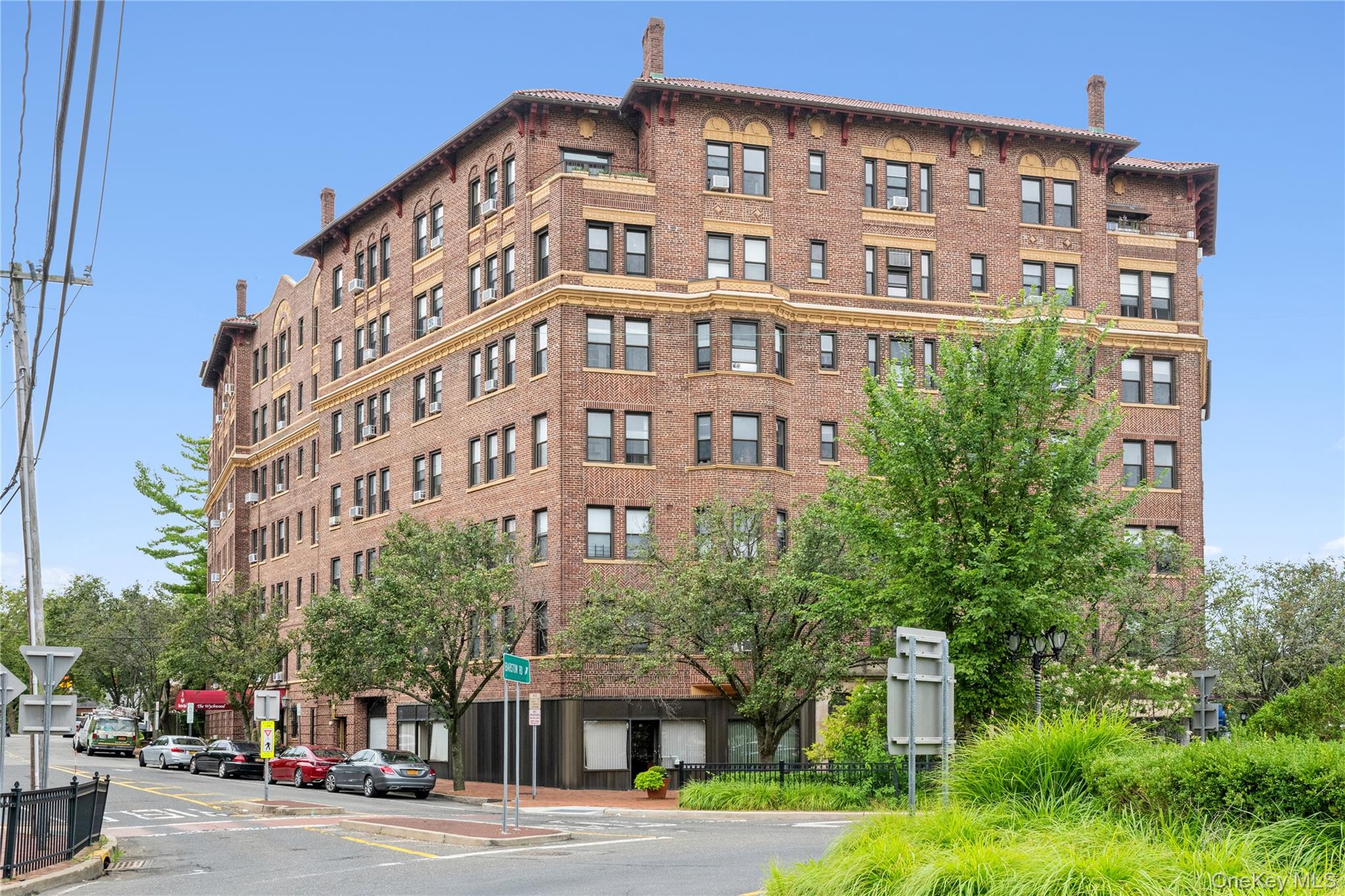 8 Barstow Road # 2B, Great Neck, NY 11021