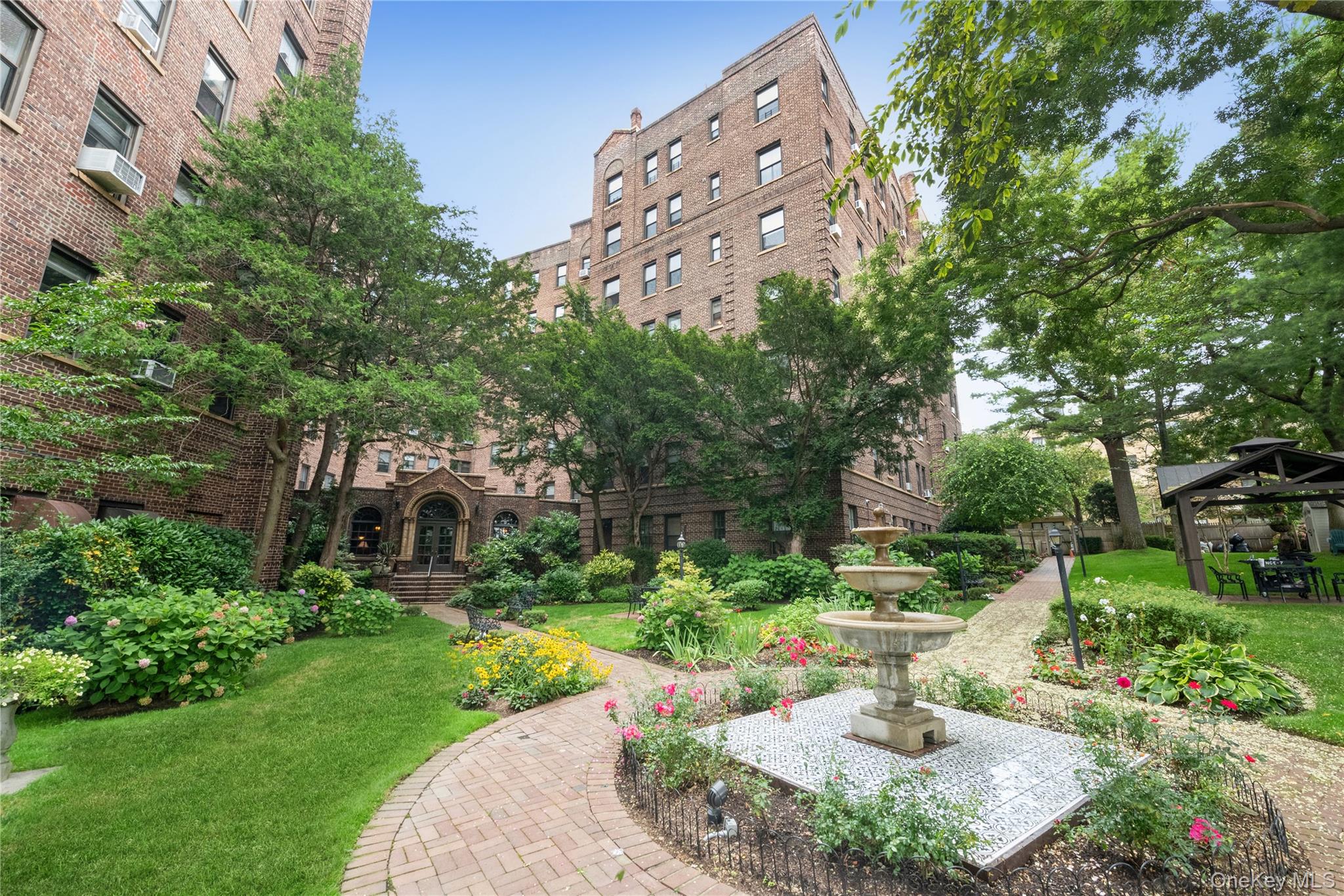 8 Barstow Road # 2B, Great Neck, NY 11021