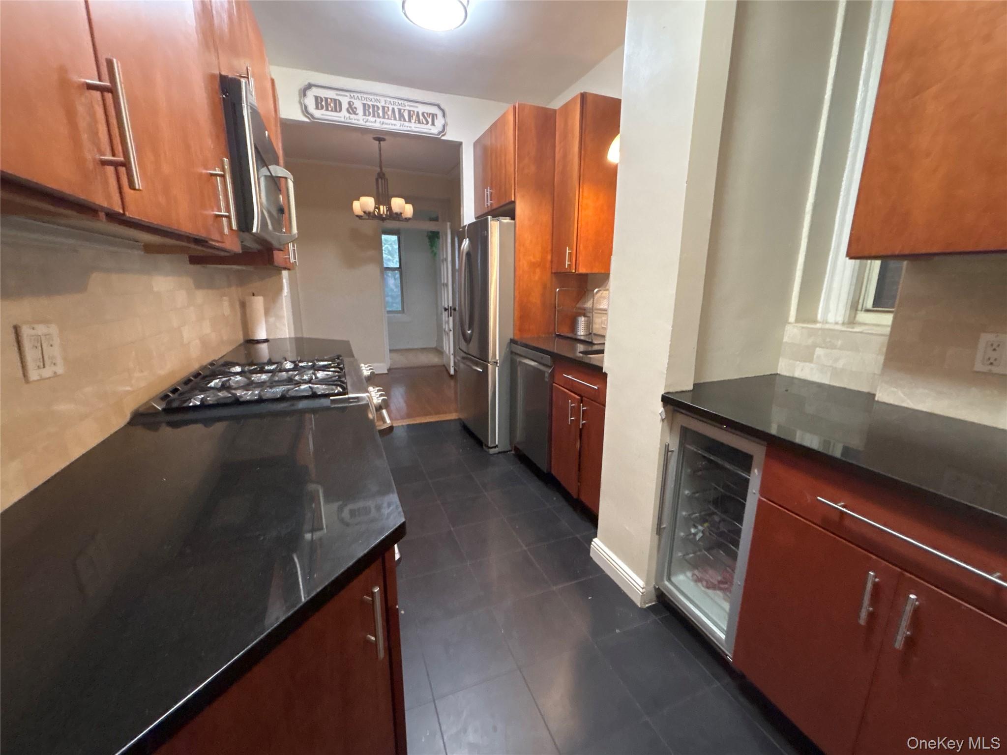 8 Barstow Road # 2B, Great Neck, NY 11021