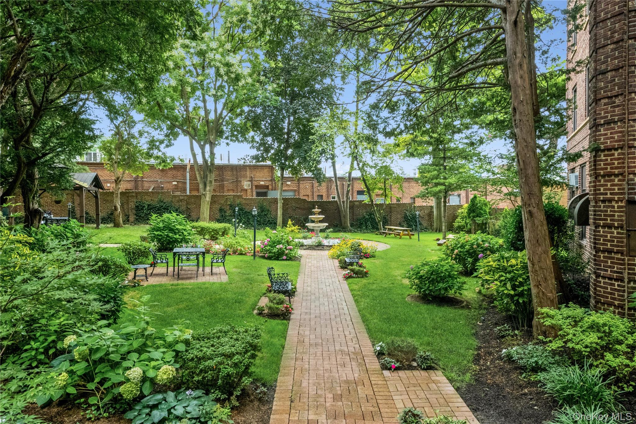 8 Barstow Road # 2B, Great Neck, NY 11021