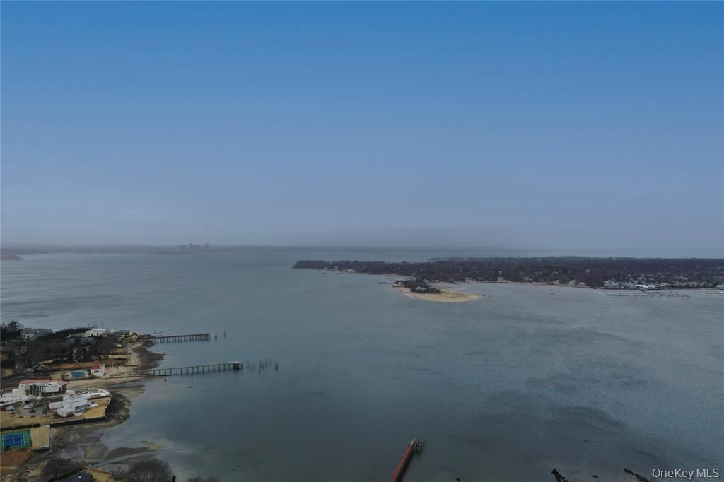 31 Harbour Road, Great Neck, NY 11024