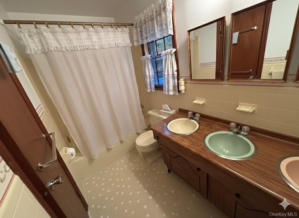 8 Rope Court, Melville, NY 11747