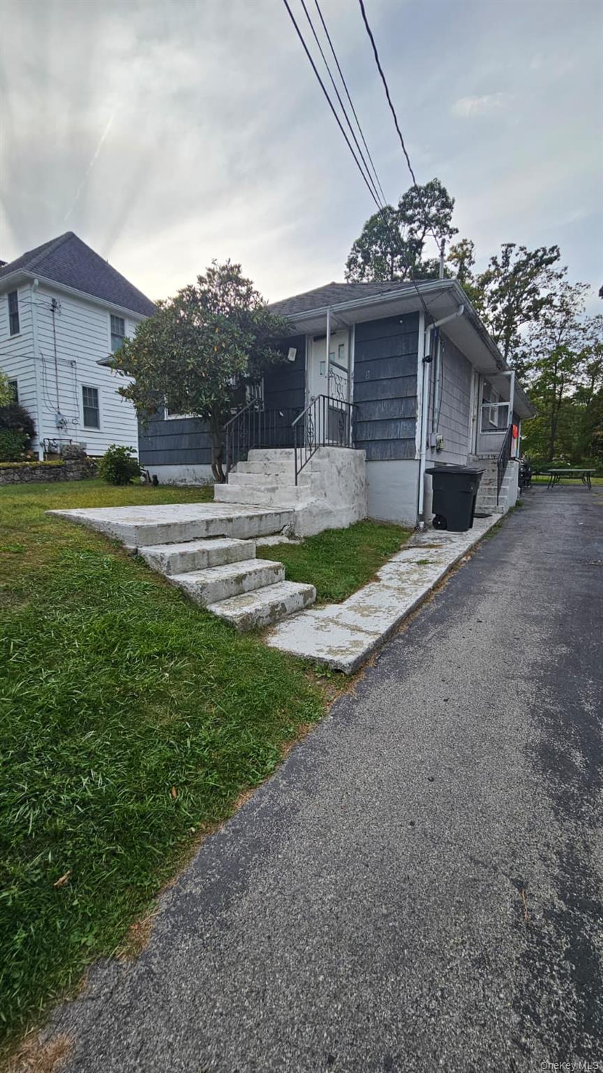 8 Mid Oaks Street, Monroe, NY 10950