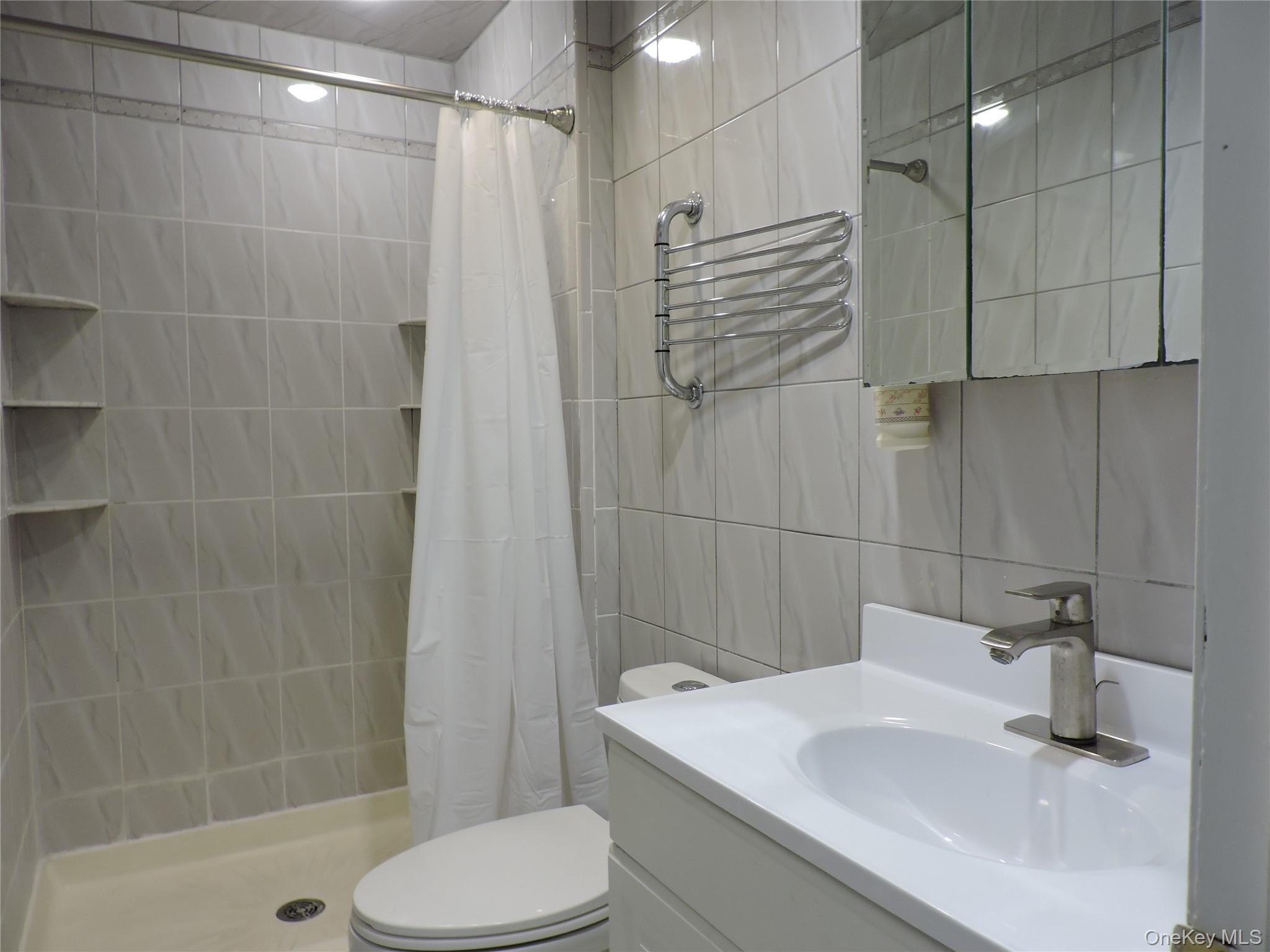 18 Leach Street, Lynbrook, NY 11563