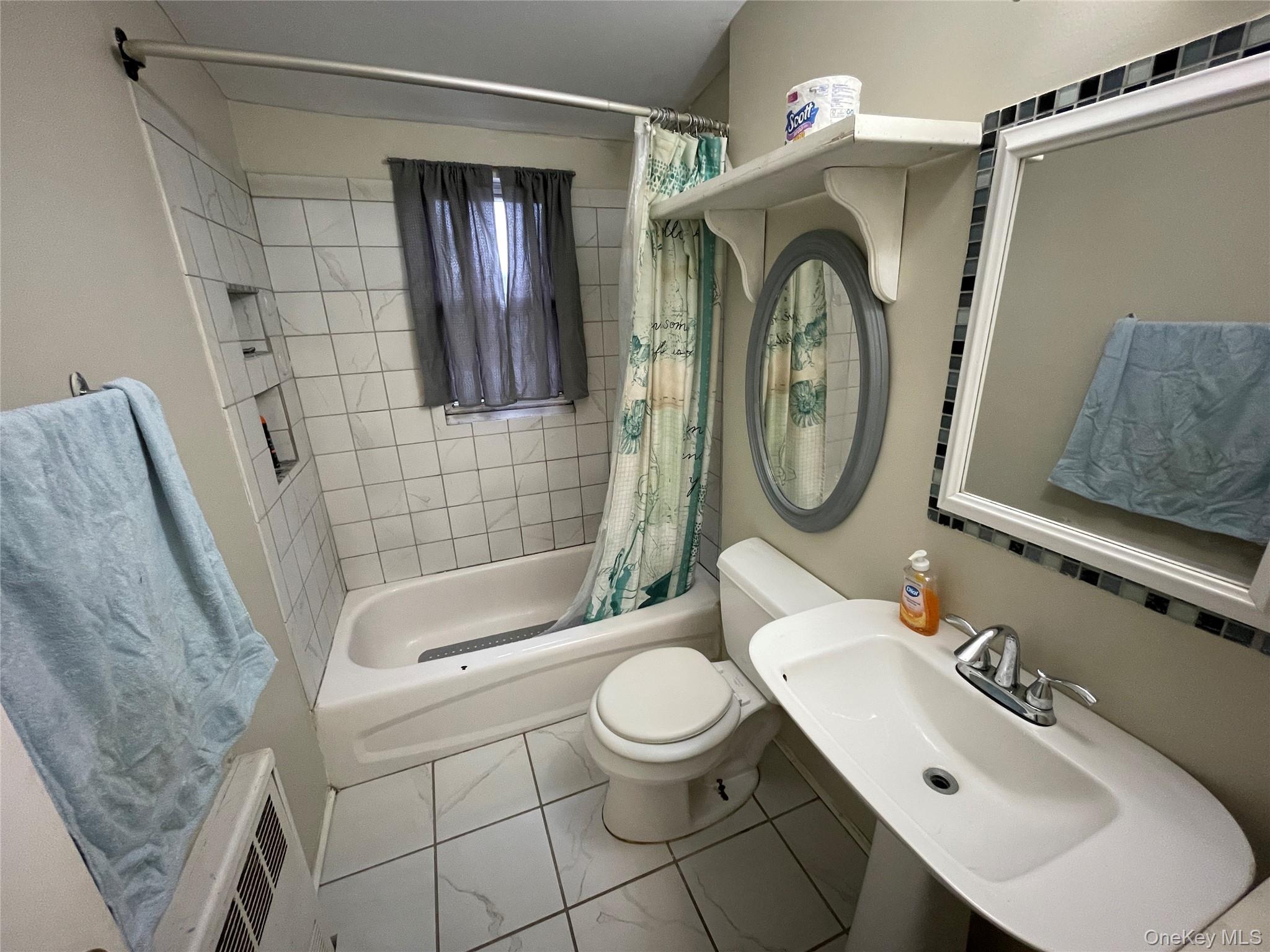 323 Grand Avenue, Lindenhurst, NY 11757