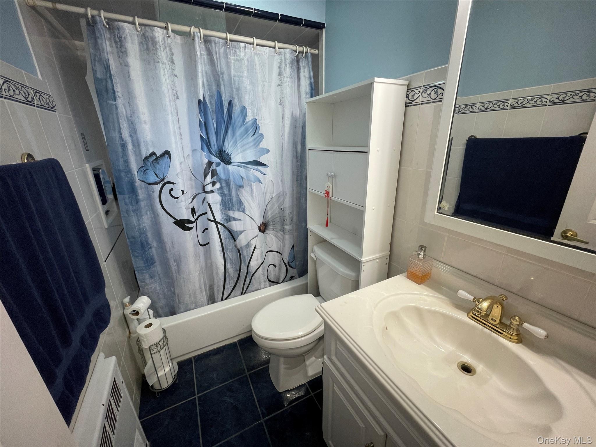 323 Grand Avenue, Lindenhurst, NY 11757