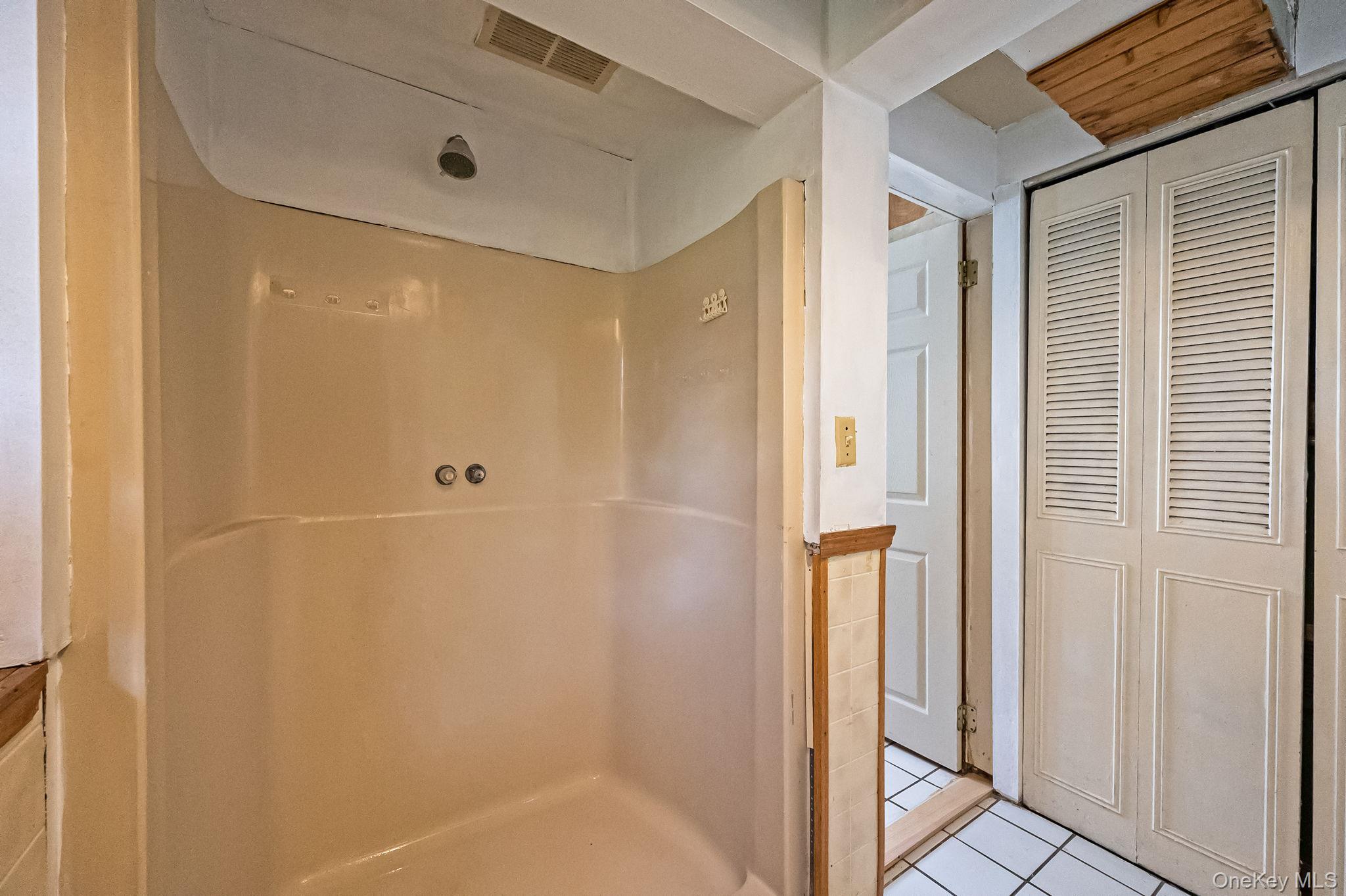 1401 Race Avenue, Medford, NY 11763