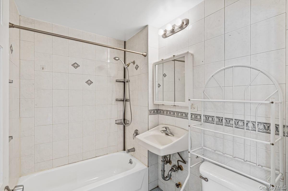 71-33 162nd Street # 4B, Fresh Meadows, NY 11365