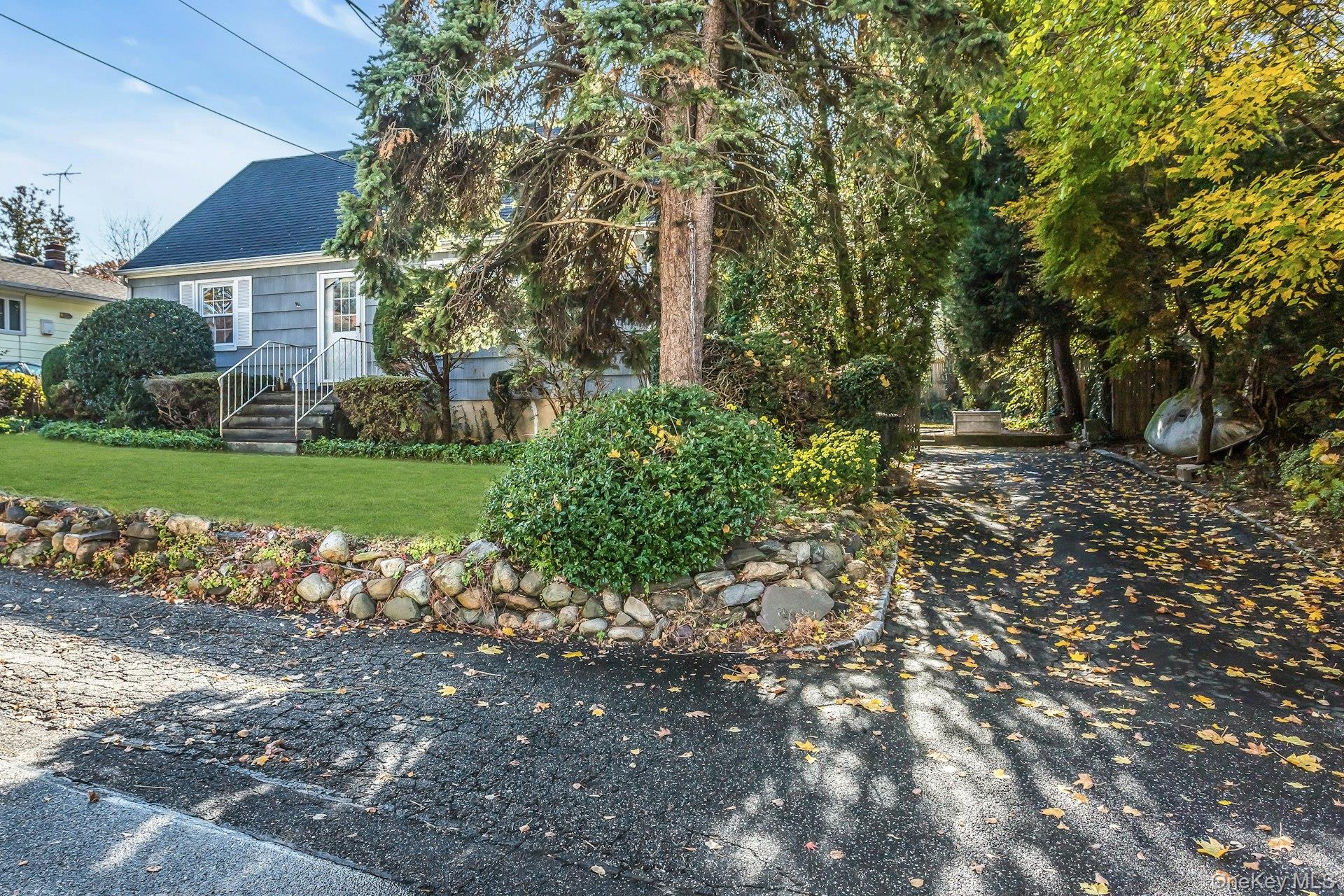 12 Violet Road, Bayville, NY 11709