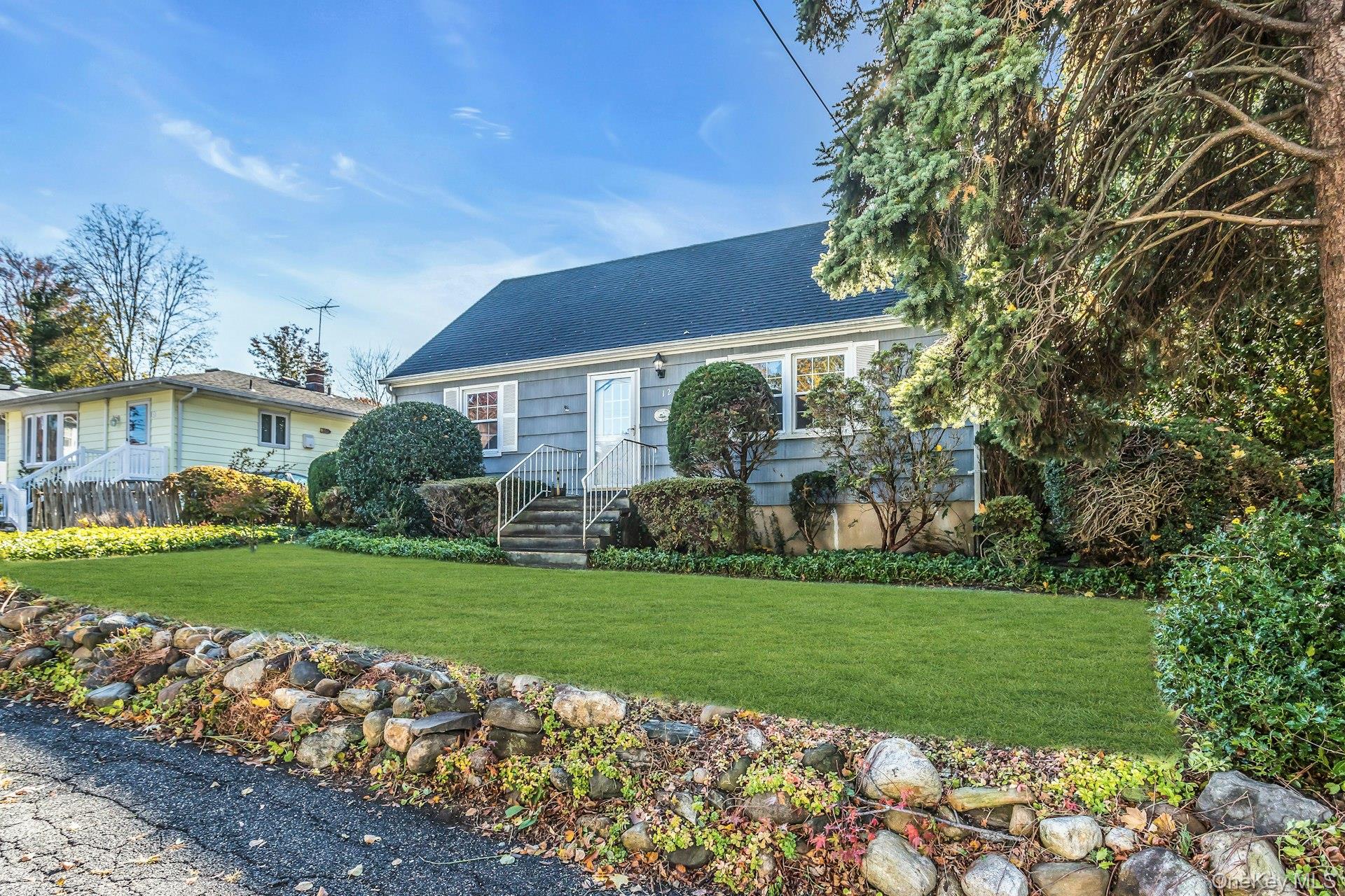 12 Violet Road, Bayville, NY 11709