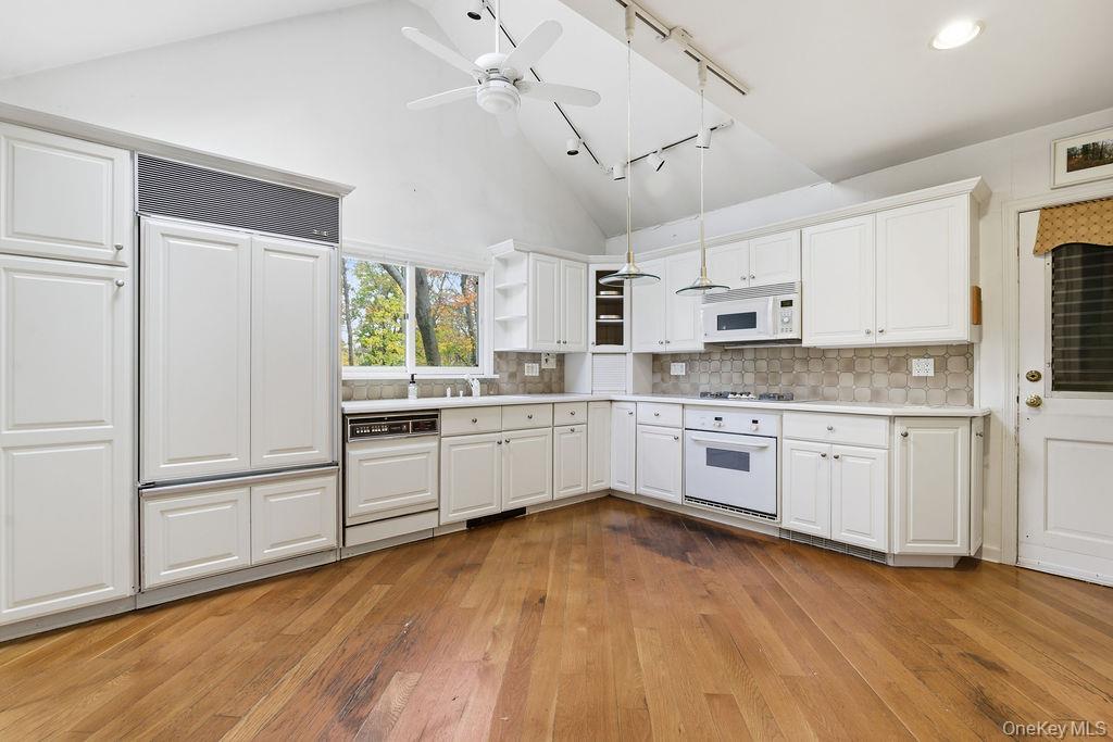 26 Paul Revere Lane, Centerport, NY 11721